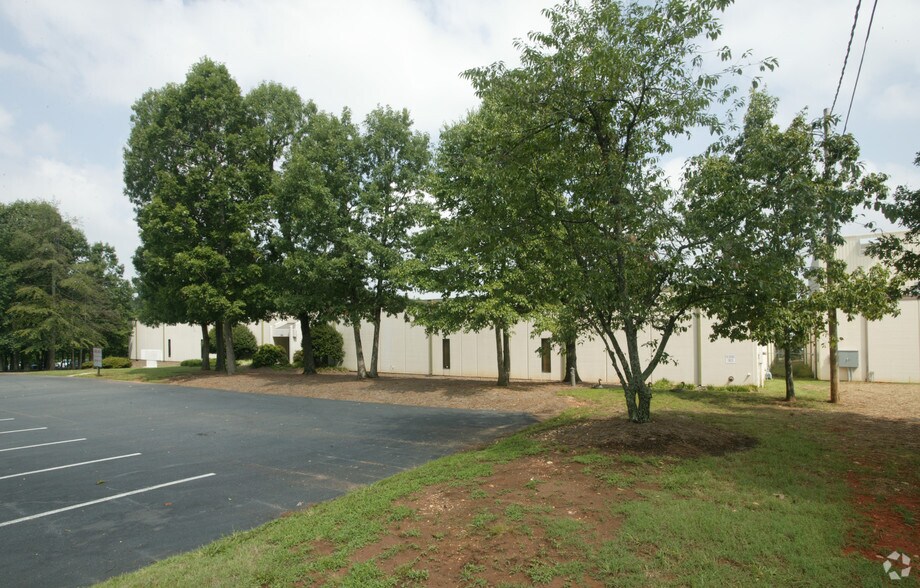More Photos Of 220 Feld Ave, High Point Warehouse For Lease