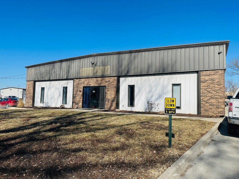 More Photos Of 2100 E Ovid Ave, Des Moines Service For Lease
