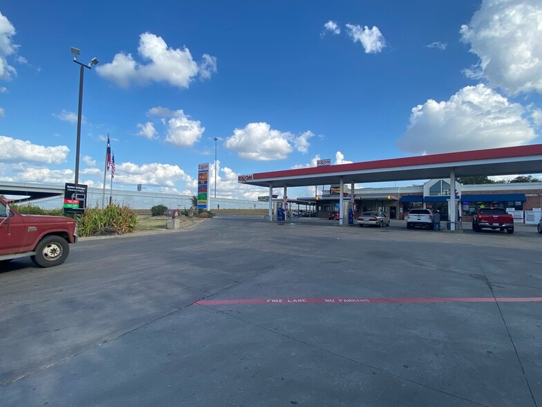 More Photos Of 352 E Belt Line Rd, Wilmer Storefront Retail Office For Sale