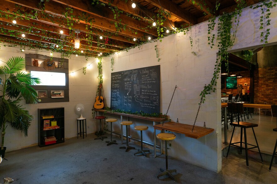 More Photos Of 1745 1st Ave S, Saint Petersburg Bar For Sale