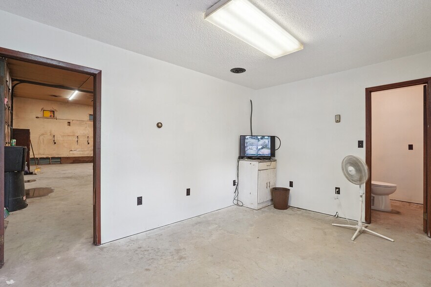 More Photos Of 206 Grant st, Zearing Industrial For Sale