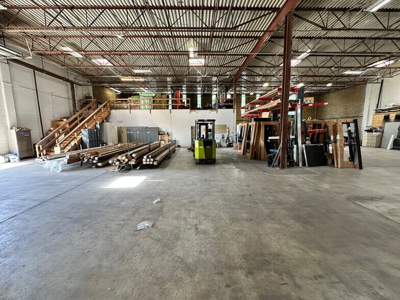 More Photos Of 515 Atlas Ave, Madison Manufacturing For Lease