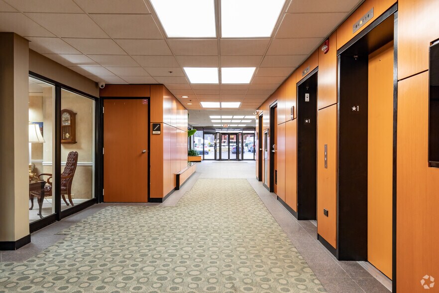 More Photos Of 2001 Midwest Rd, Oak Brook Office For Lease