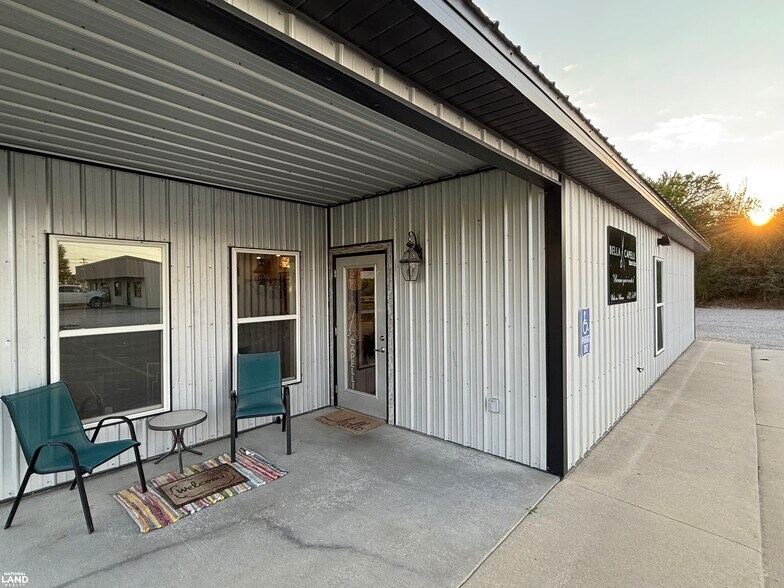 More Photos Of 1915 S Santa Fe Ave, Chanute Office For Sale