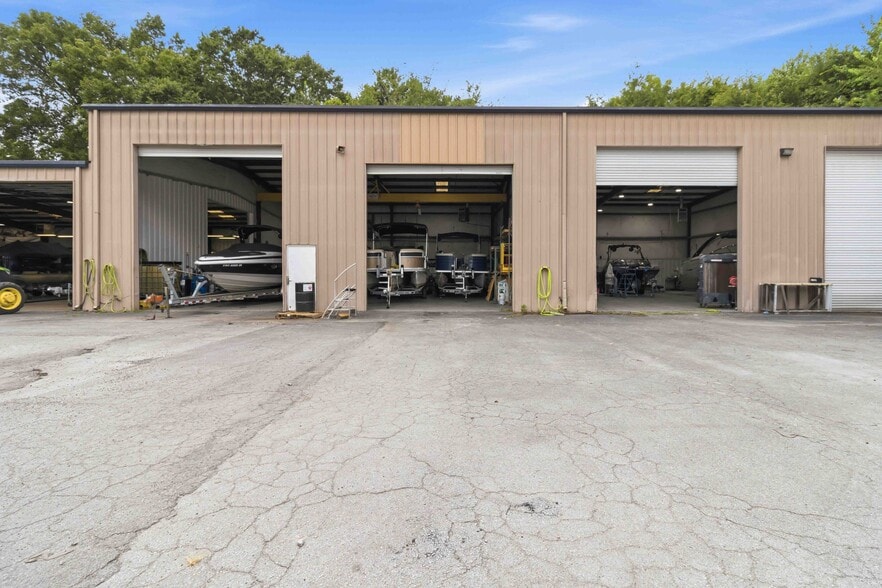 More Photos Of 6080 Lanier Islands Pky, Buford Service For Sale