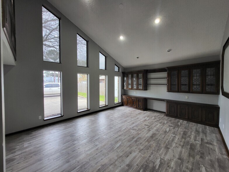 More Photos Of 20817 Sunshine Ln, Spring Office Residential For Lease