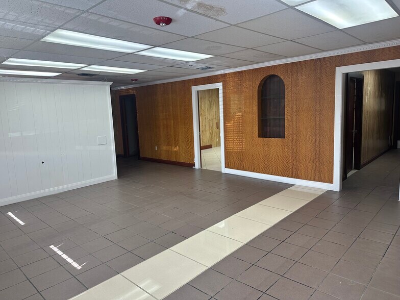 More Photos Of 1677 W 31st Pl, Hialeah Manufacturing For Lease