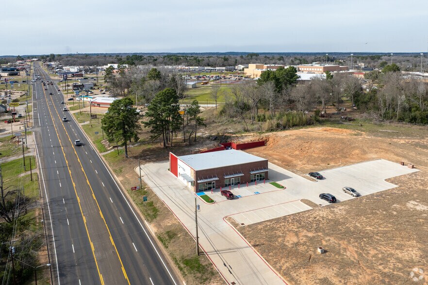 More Photos Of 2212 Crockett Rd, Palestine Freestanding For Lease