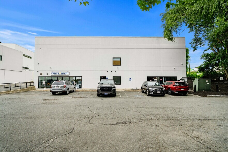 More Photos Of 1 Sylvan St, Peabody Freestanding For Lease