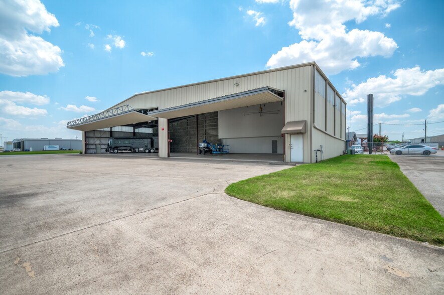 More Photos Of 20115 Stuebner Airline Rd, Spring Airplane Hangar For Lease