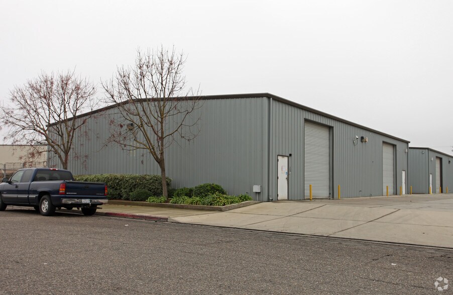 More Photos Of 3050-3052 Commerce Way, Turlock Service For Lease