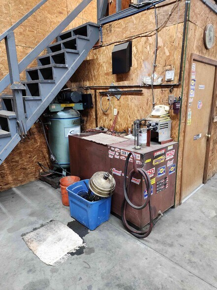 More Photos Of 2384 W 23rd St, Bellaire Warehouse For Sale