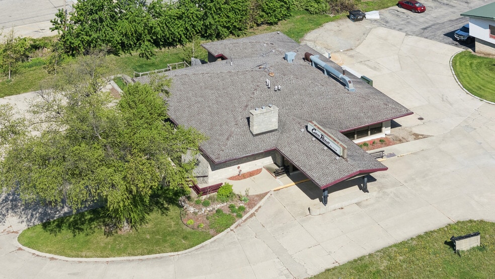 More Photos Of 2013 S Center St, Marshalltown Restaurant For Sale