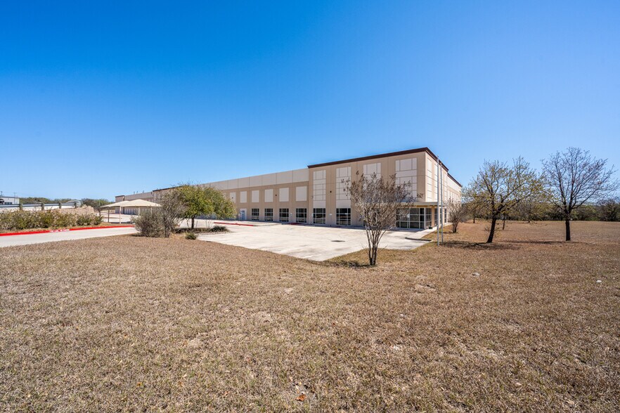 More Photos Of 1732 Universal City Blvd, Universal City Warehouse For Lease