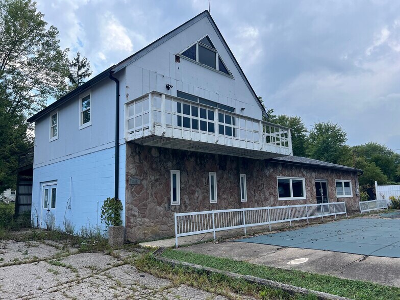 More Photos Of 805 Ohio Pike, Cincinnati Storefront Retail Office For Sale