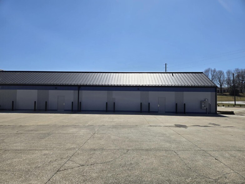 More Photos Of 201 Corporate Dr, Elizabethtown Freestanding For Lease