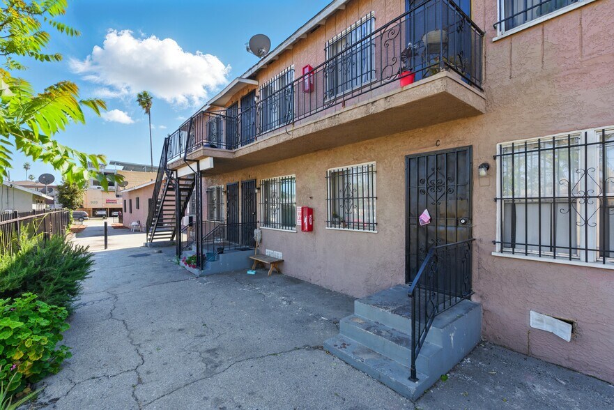 More Photos Of 925 W 84th St, Los Angeles Apartments For Sale