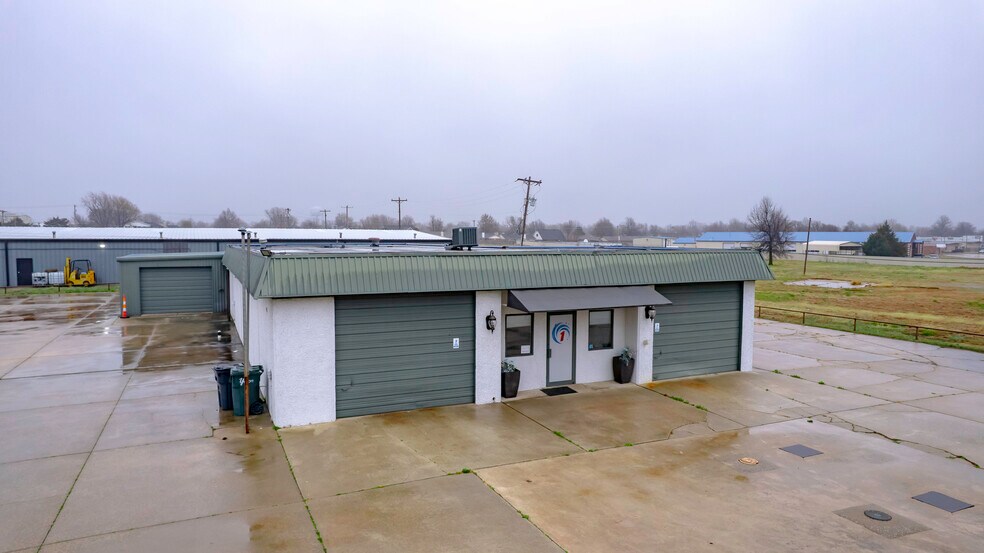More Photos Of 401 S Ranchwood Blvd, Yukon Flex For Sale