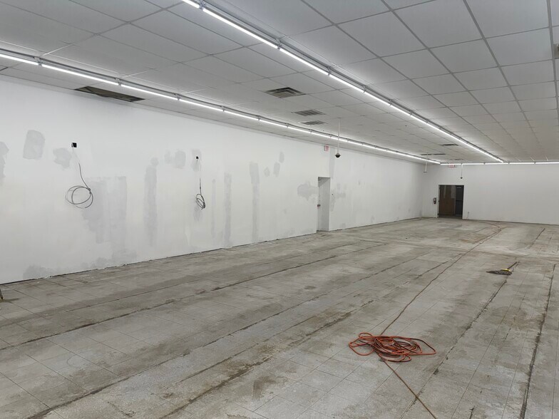 More Photos Of 4072 Glenwood Rd, Decatur Freestanding For Sale