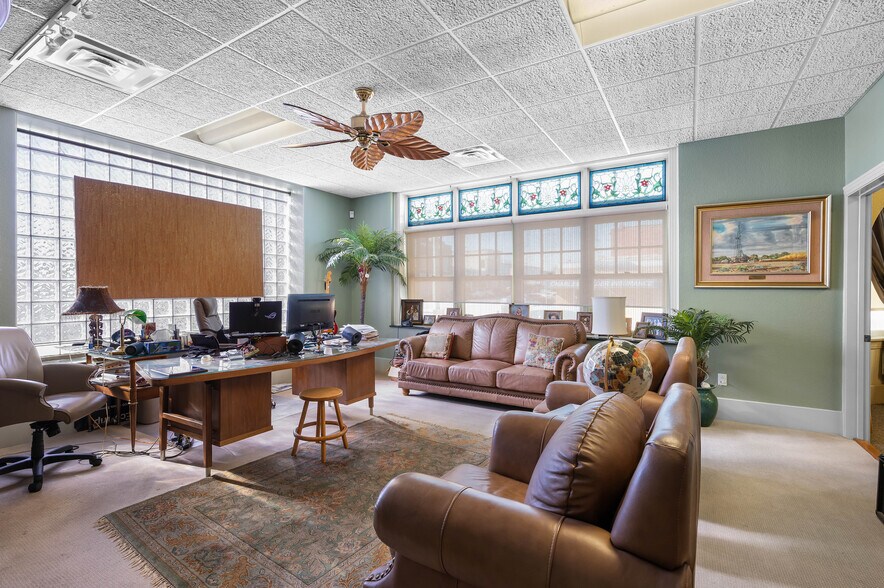 More Photos Of 531 W Main St, Denison Office For Sale