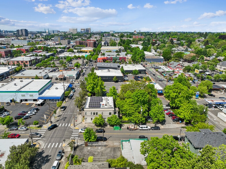 More Photos Of 1114 SE Clay St, Portland Freestanding For Sale