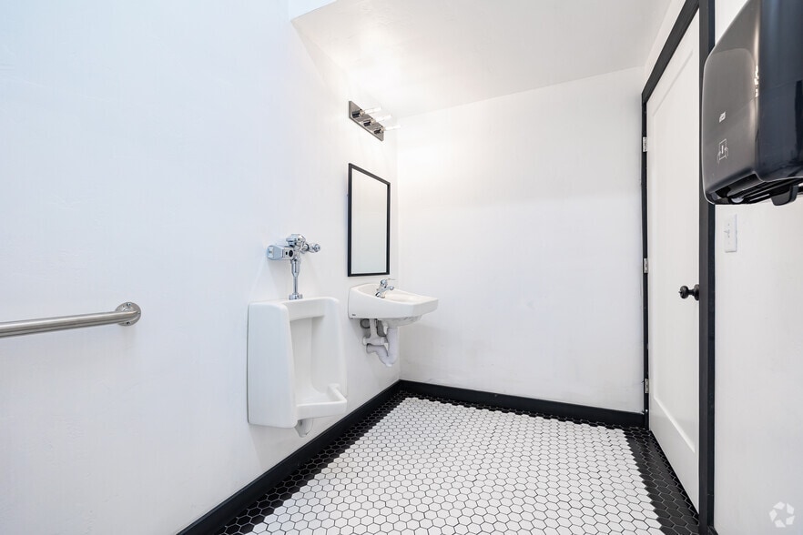 More Photos Of 1011 Front St, Evanston Restaurant For Lease