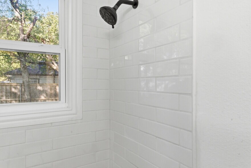 More Photos Of 112 W Akard St, Weatherford Flex For Sale