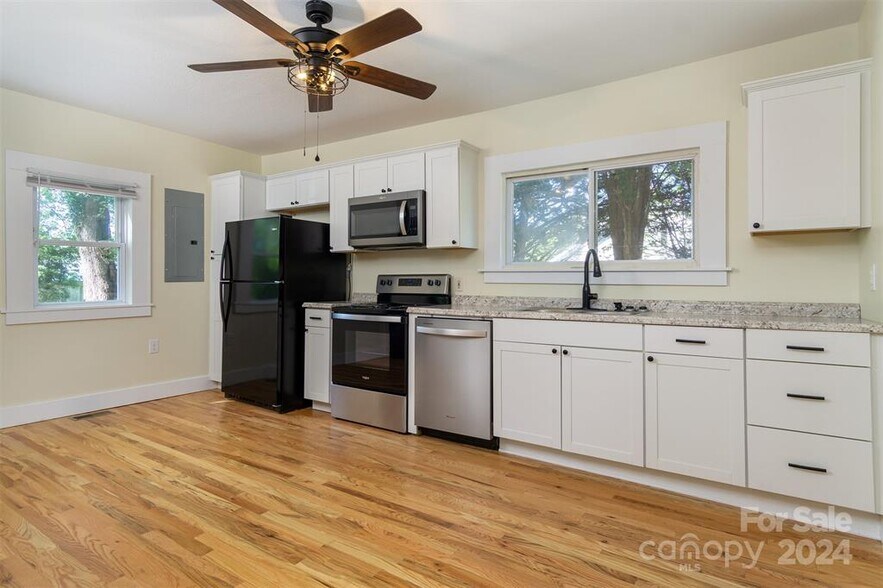 More Photos Of 390 E Main St, Old Fort Office For Sale