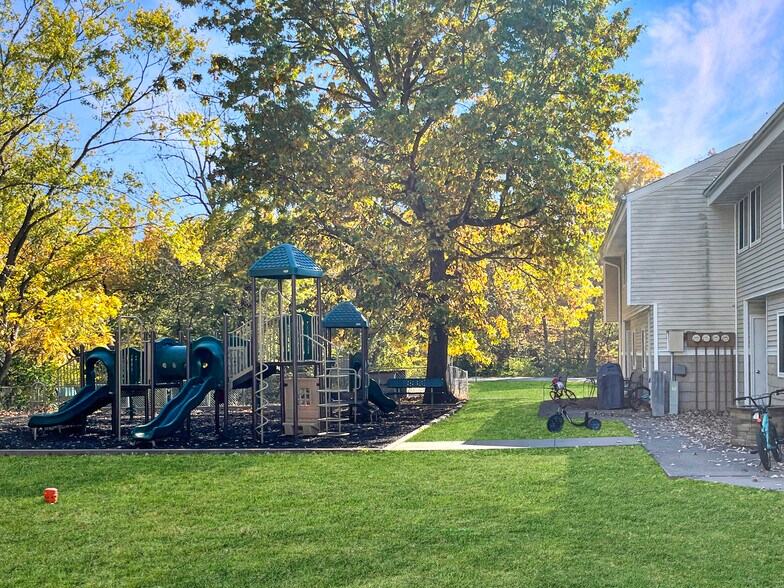 More Photos Of 401 River Run Dr, Macomb Apartments For Sale