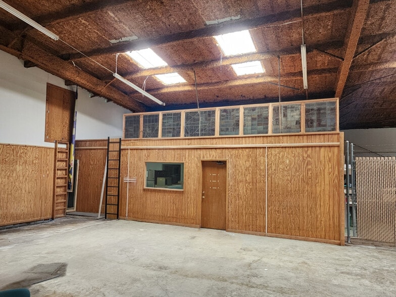 More Photos Of 1841 W Division St, Arlington Industrial For Sale