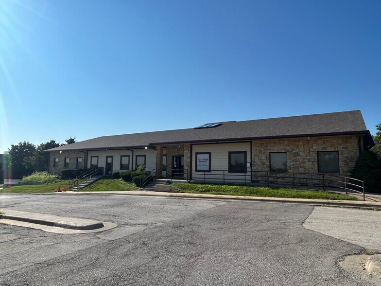 More Photos Of 13460 S Arapaho Dr, Olathe Unknown For Lease