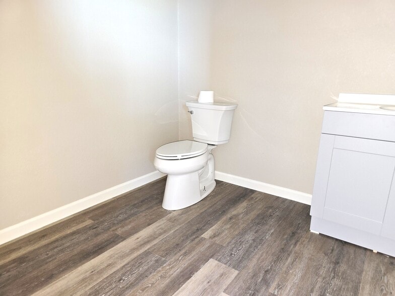 More Photos Of 6404 FM 1715 F, Lampasas Flex For Lease