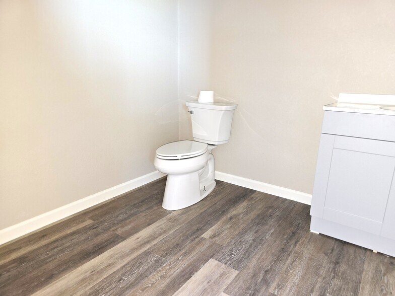 More Photos Of 6404 FM 1715 F, Lampasas Flex For Lease