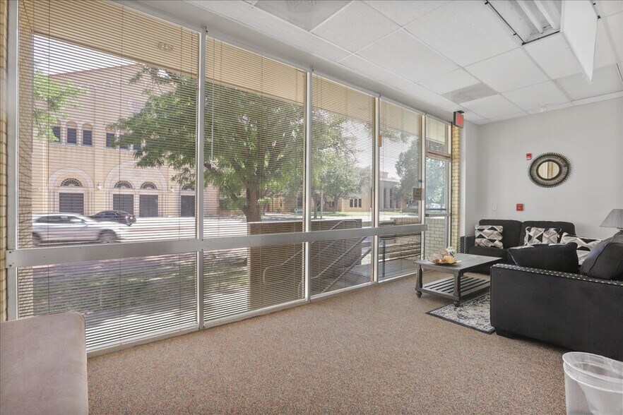 More Photos Of 1921 Broadway St, Lubbock Office For Sale