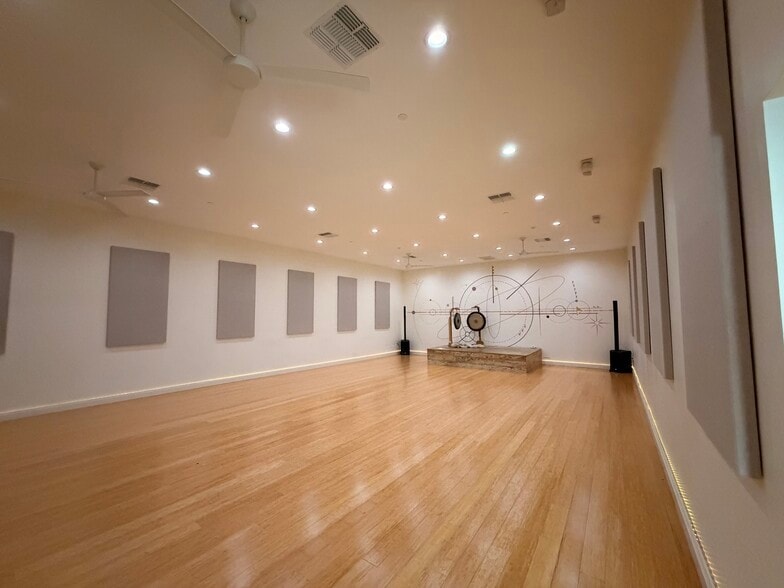 More Photos Of 145 N La Brea Ave, Los Angeles Storefront Retail Office For Lease