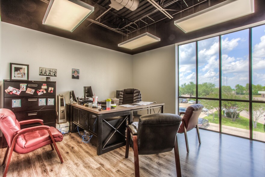 More Photos Of 6464 Brentwood Stair Rd, Fort Worth Office For Sale