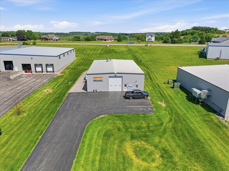 More Photos Of 590 Commercial Ave, Waterloo Auto Repair For Sale