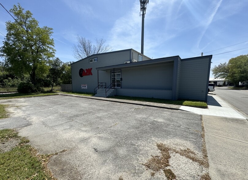 More Photos Of 2511 W Bay St, Savannah Service For Lease
