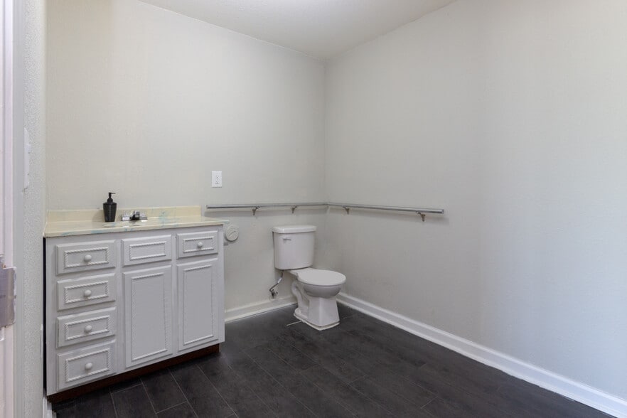 More Photos Of 2000 N Pace Blvd, Pensacola Auto Dealership For Sale