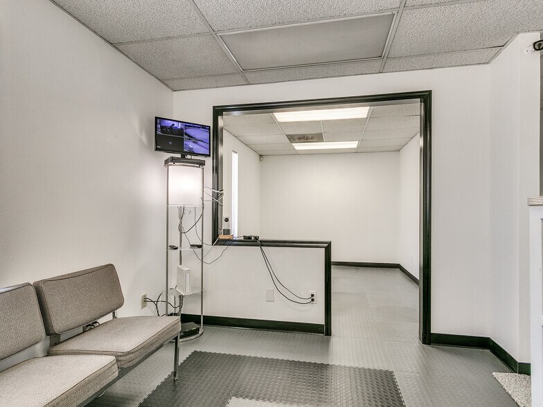 More Photos Of 1608 E State Highway 152, Mustang Warehouse For Sale