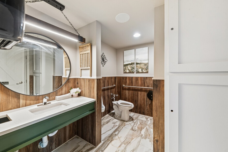 More Photos Of 320 W College St, Pulaski Fast Food For Sale