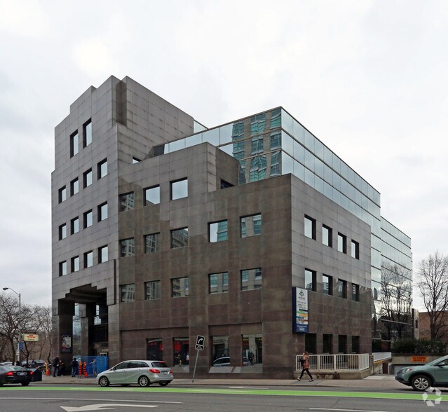 More Photos Of 425 Bloor St E, Toronto Office For Lease