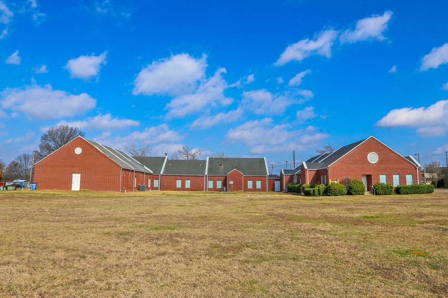 More Photos Of 4550 Lamar Ave, Paris Rehabilitation Center For Lease