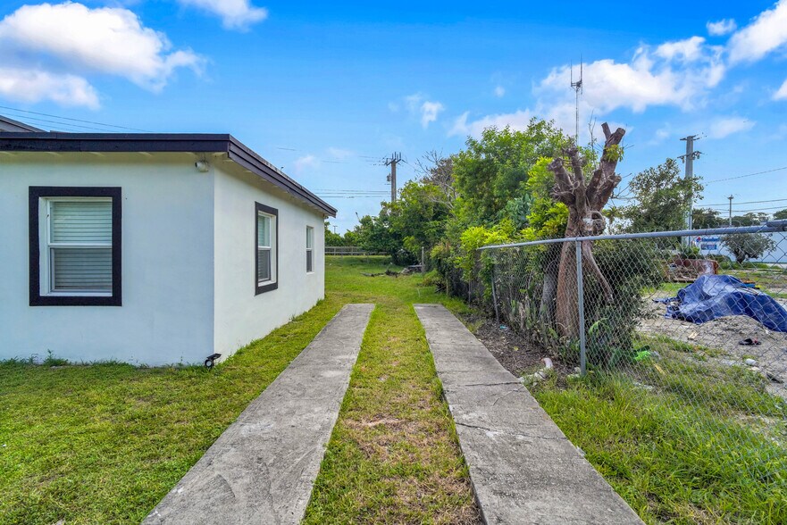 More Photos Of 41 William Rd, West Park Freestanding For Sale