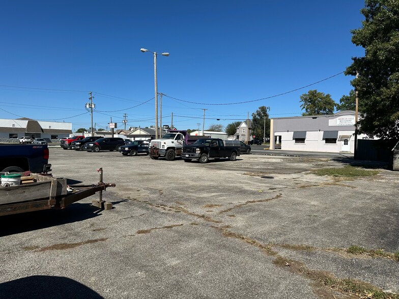 More Photos Of 102 E Park St, Taylorville Freestanding For Sale