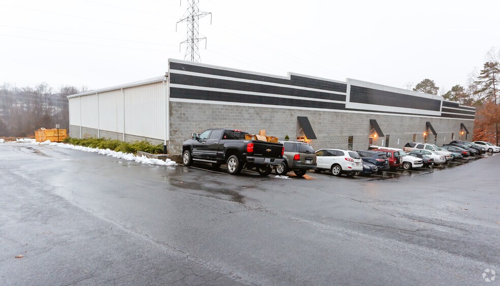 More Photos Of 128 Commercial Dr, Mooresville Warehouse For Lease