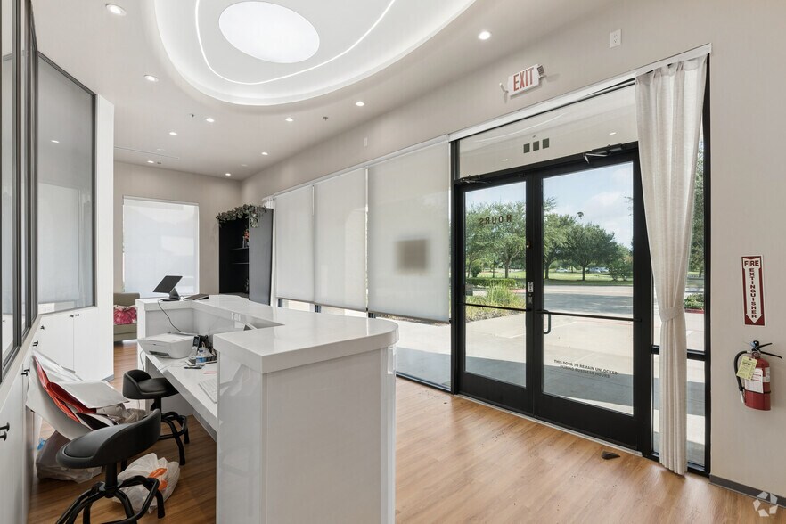 More Photos Of 18318 University Blvd, Sugar Land Storefront For Lease