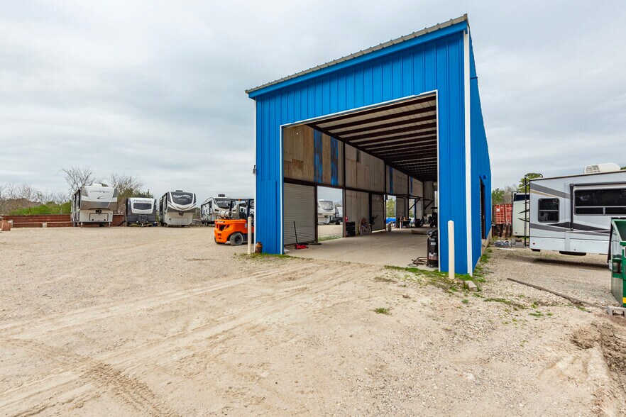 More Photos Of 11400 Thousand Trl, Willis Trailer Camper Park For Sale