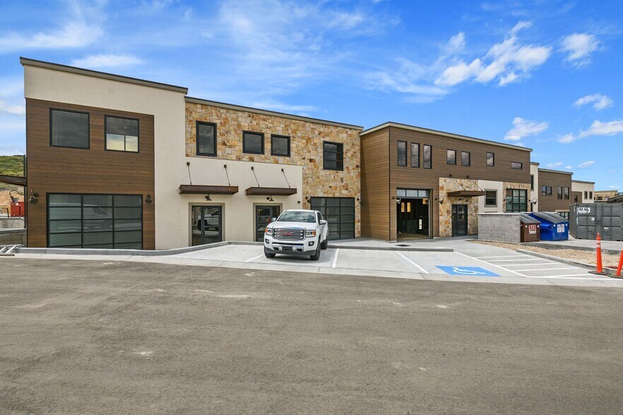 More Photos Of 4554 Forestdale Dr, Park City Light Manufacturing For Sale