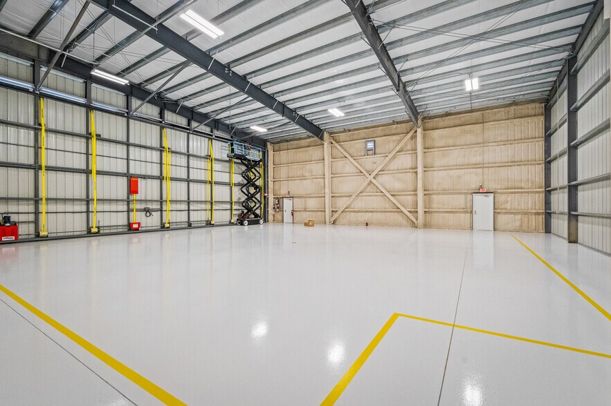 More Photos Of 2590 Airport North Dr, Vero Beach Warehouse For Lease